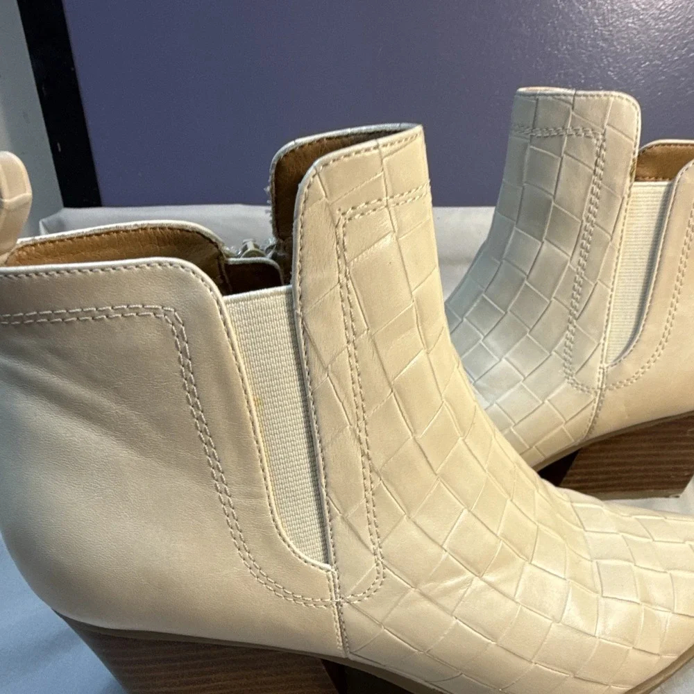 Yellow Box Women's Croc Embossed Pointed Toe Ankle Booties Zip 7.5